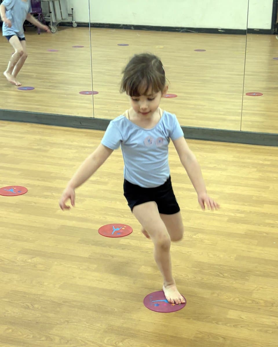 Creative Movement & Contemporary class at En Pointe Theatre Arts Cardiff, photo 2