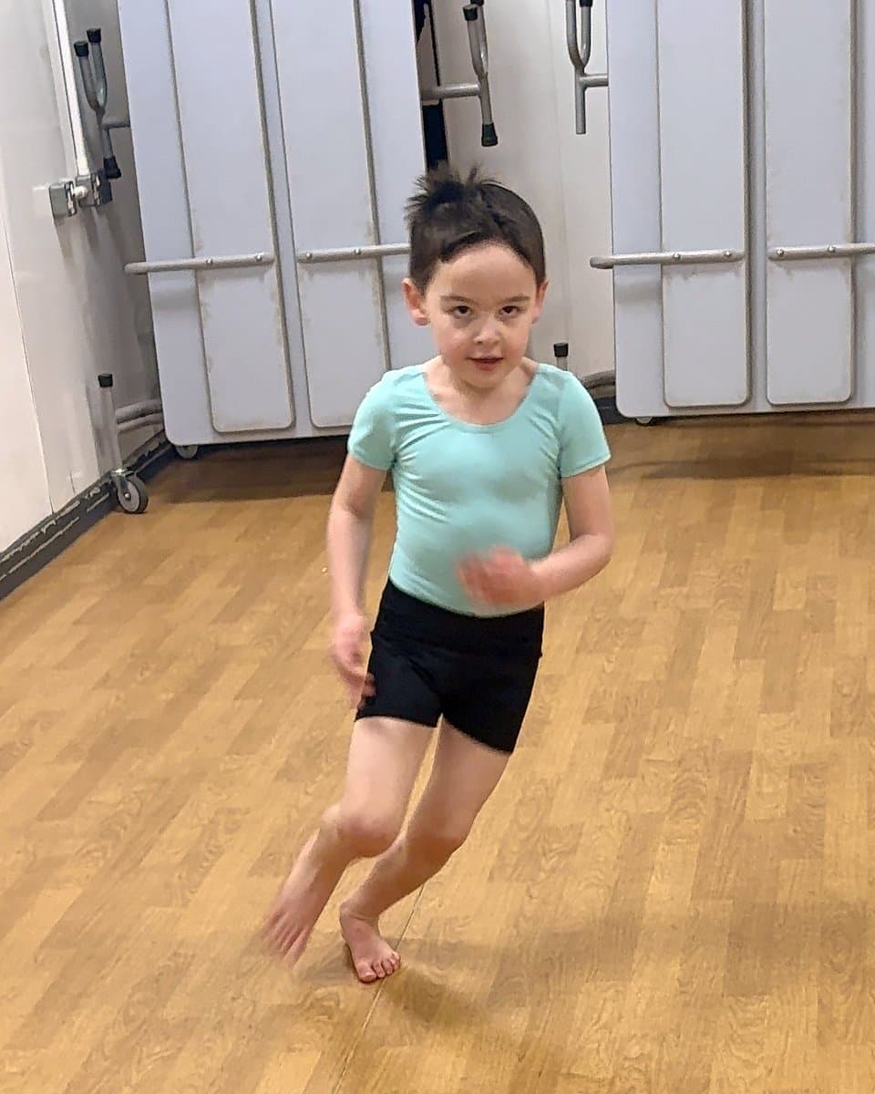 ISTD Modern Theatre class at En Pointe Theatre Arts Cardiff