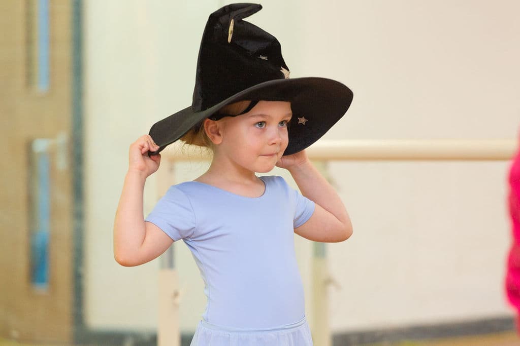 Ballet class at En Pointe Theatre Arts Cardiff, photo 2