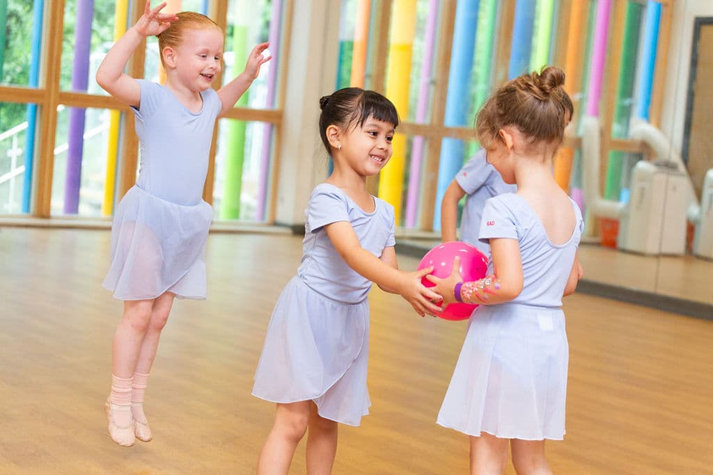 Ballet class at En Pointe Theatre Arts Cardiff, photo 4